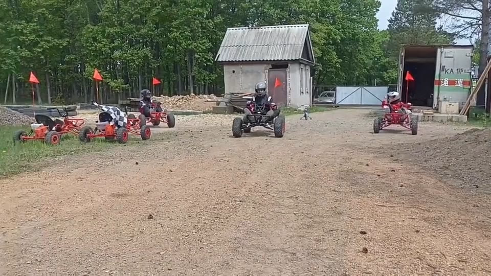 Заезд на квадроциклах и картах по лесной трассе летом